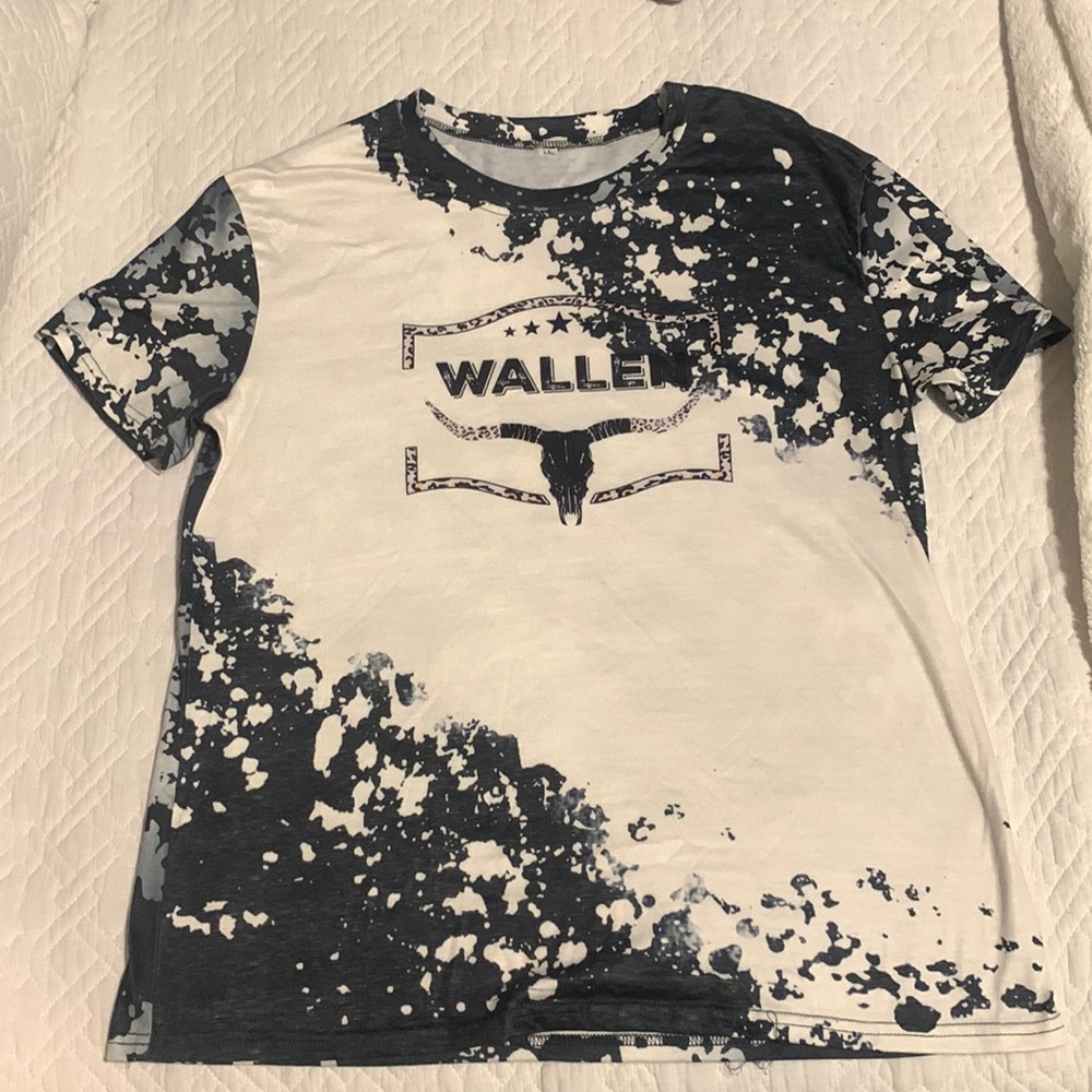 Super soft, black and creamy white “Wallen” large ladies t-shirt.
